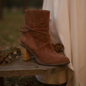 Dr. Scholl's Brown Suede Ankle Boots - Like New- Size 7.5